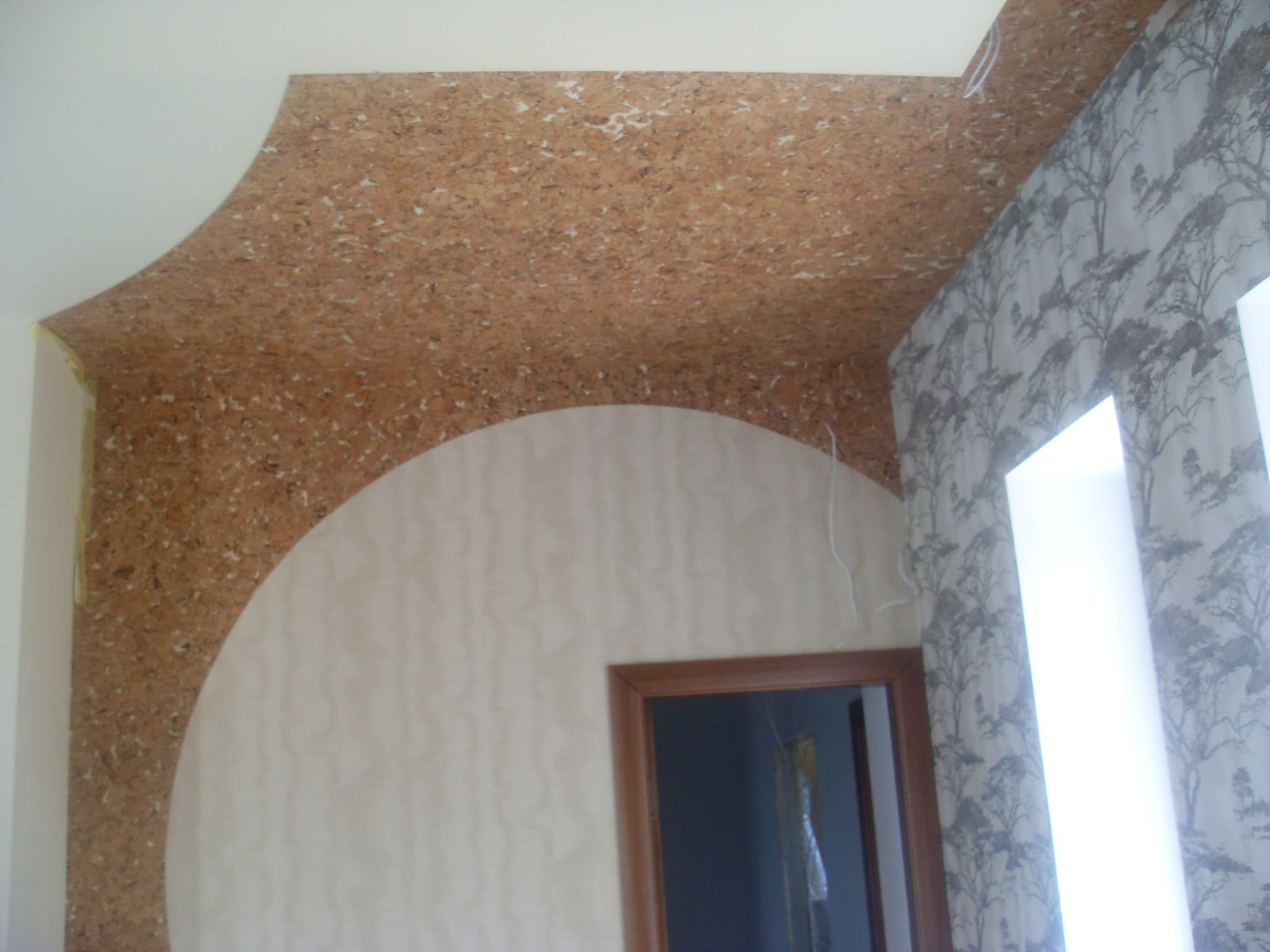 Отделка потолка и стен пробкой и обоями