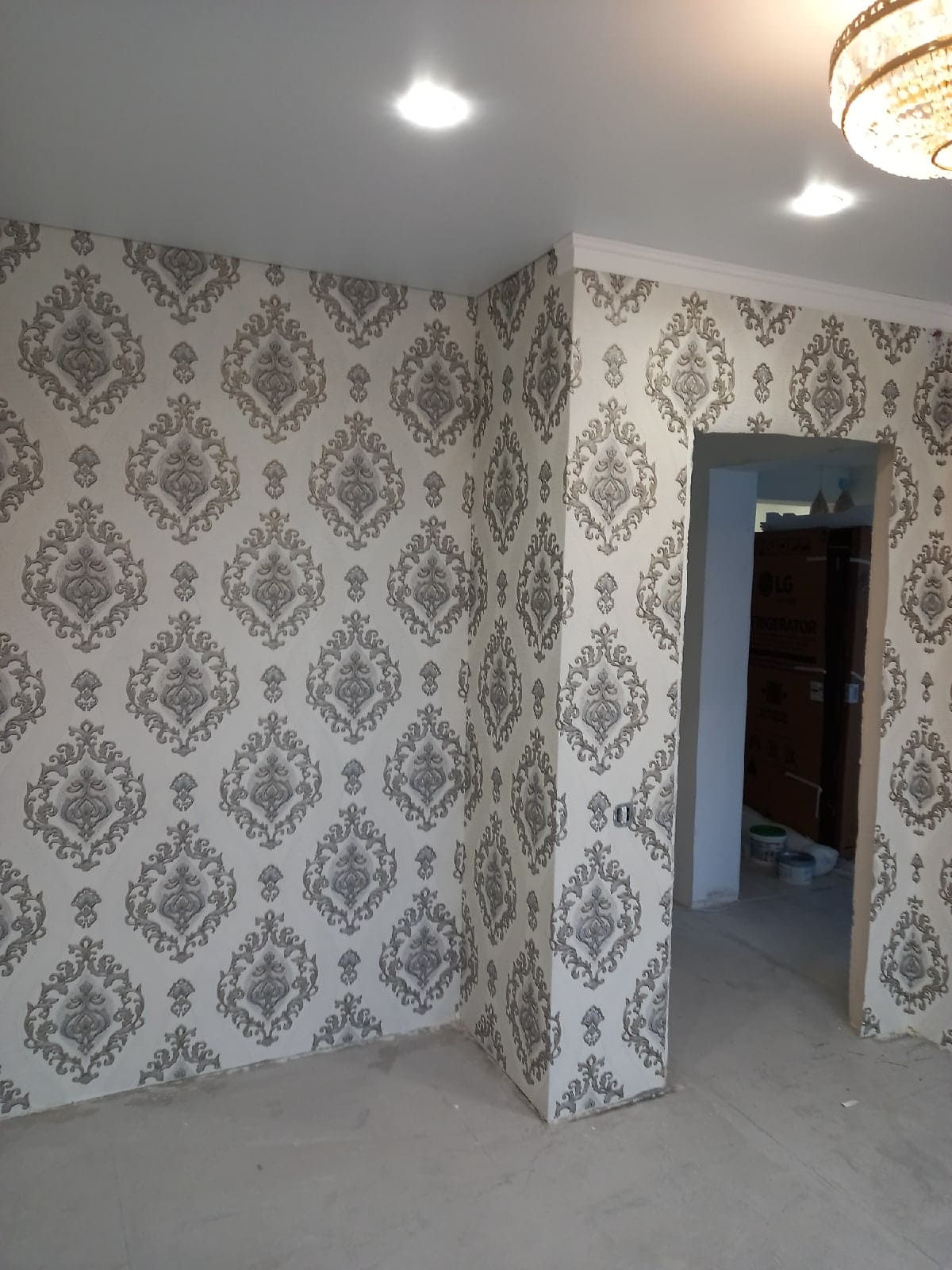 Поклейка обоев и отделка потолка