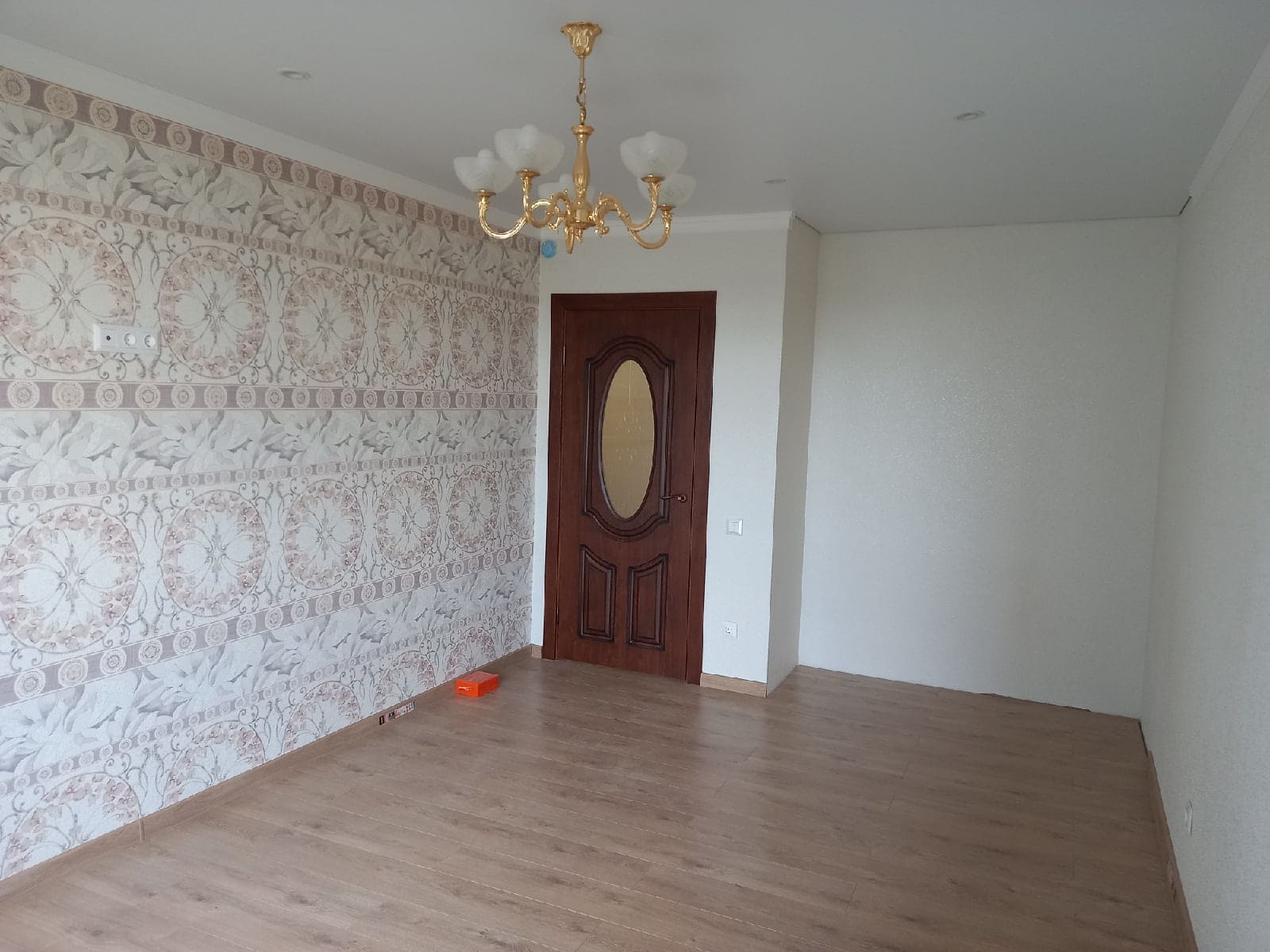 Поклейка обоев и укладка ламината