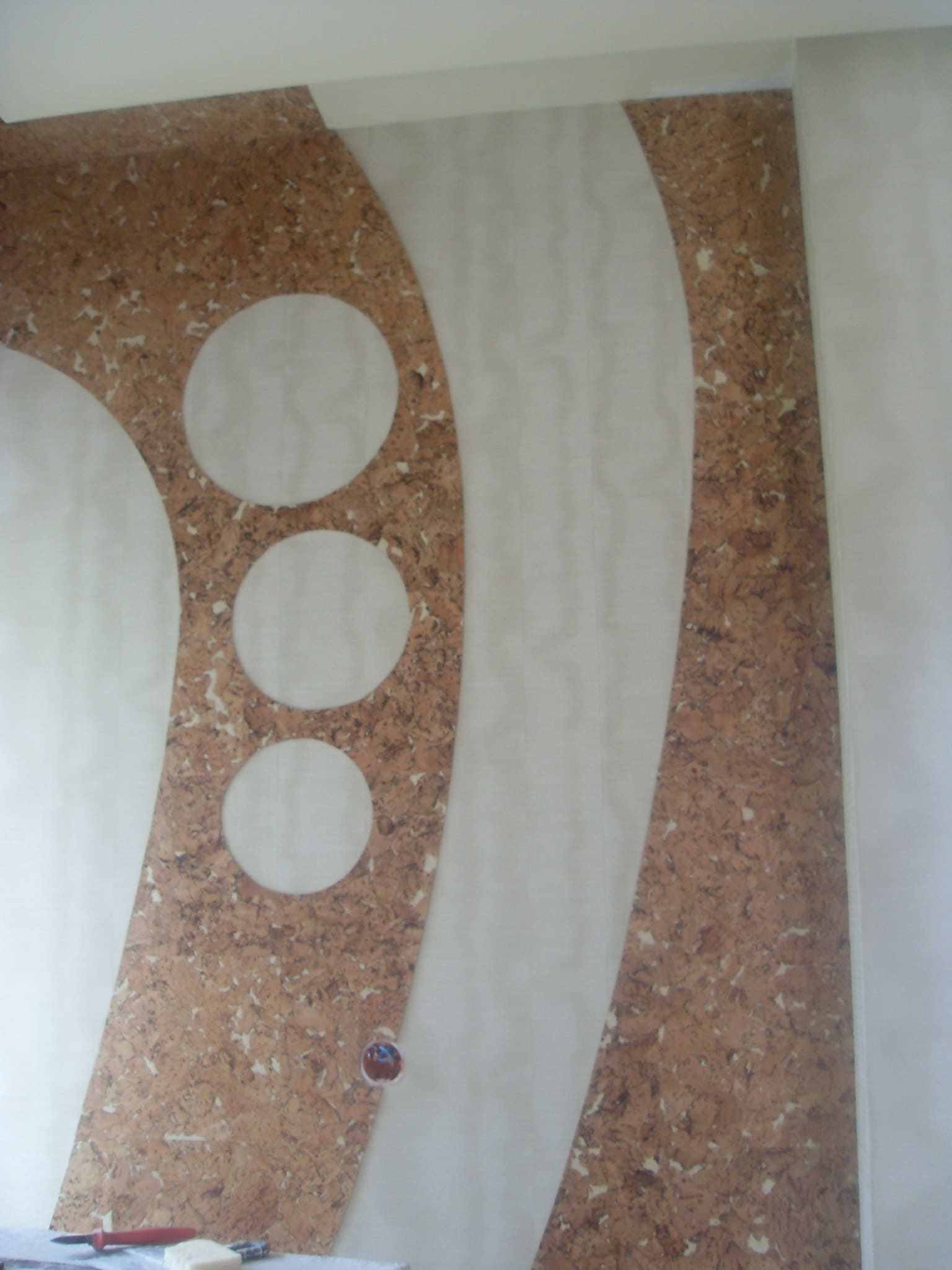 Укладка декоративных пробковых панелей