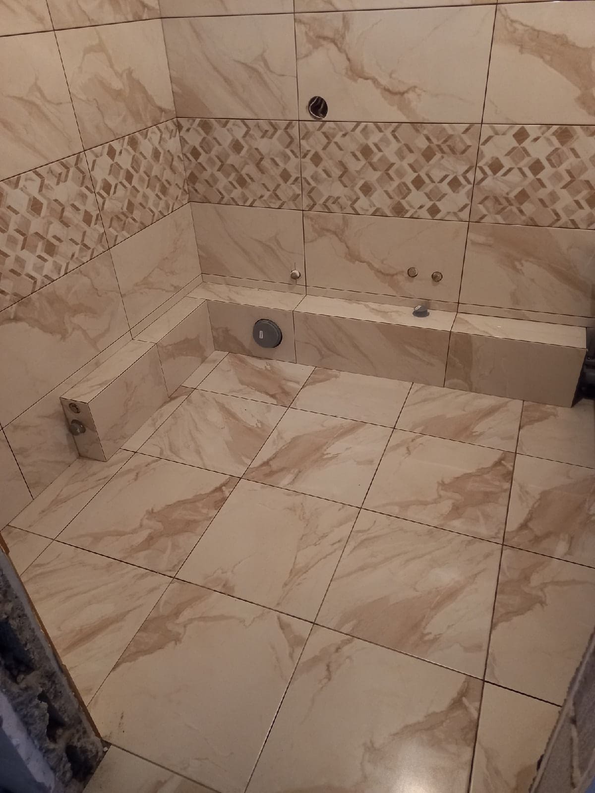 Укладка плитки в душевой и санузле