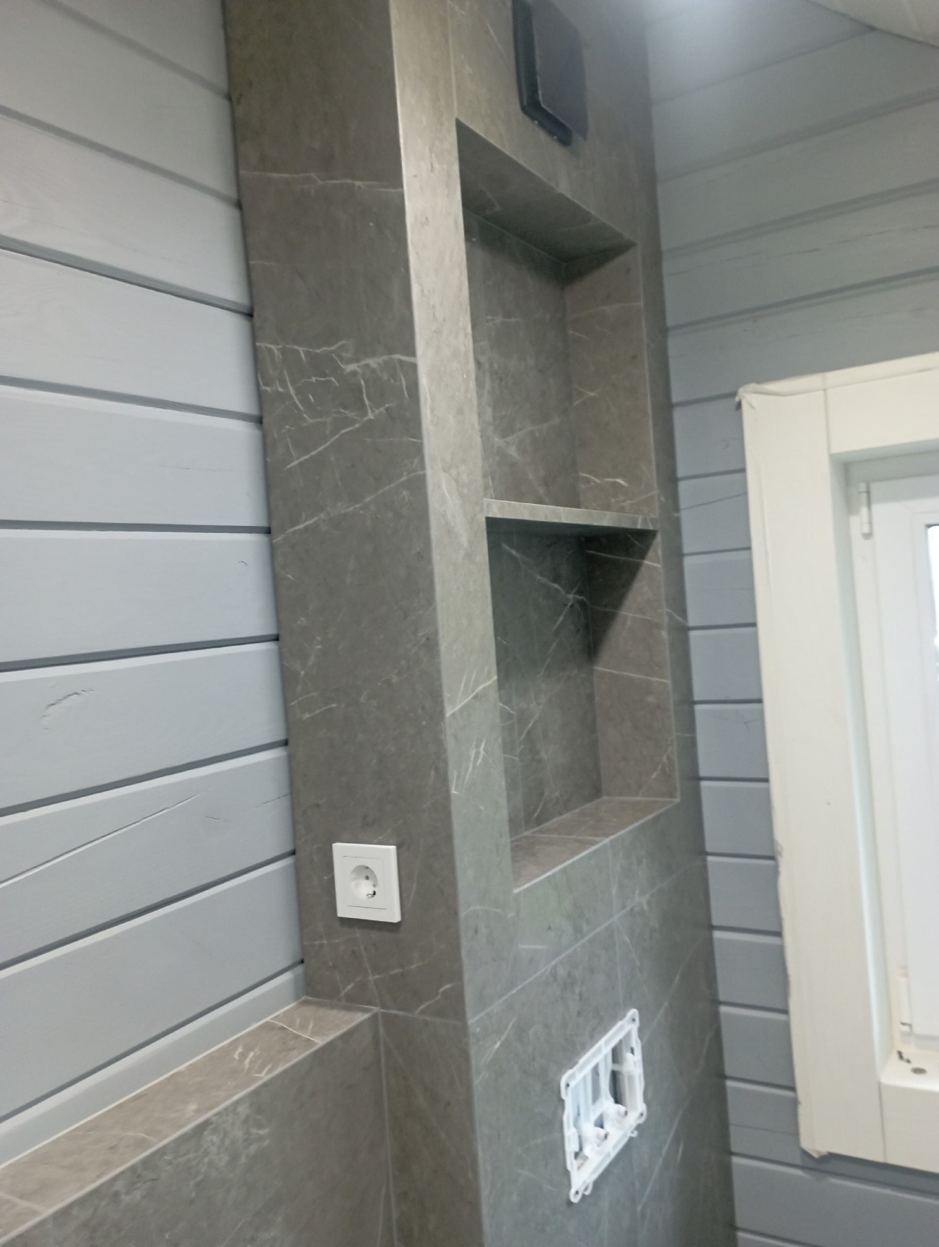 Укладка плитки в санузле с нишами