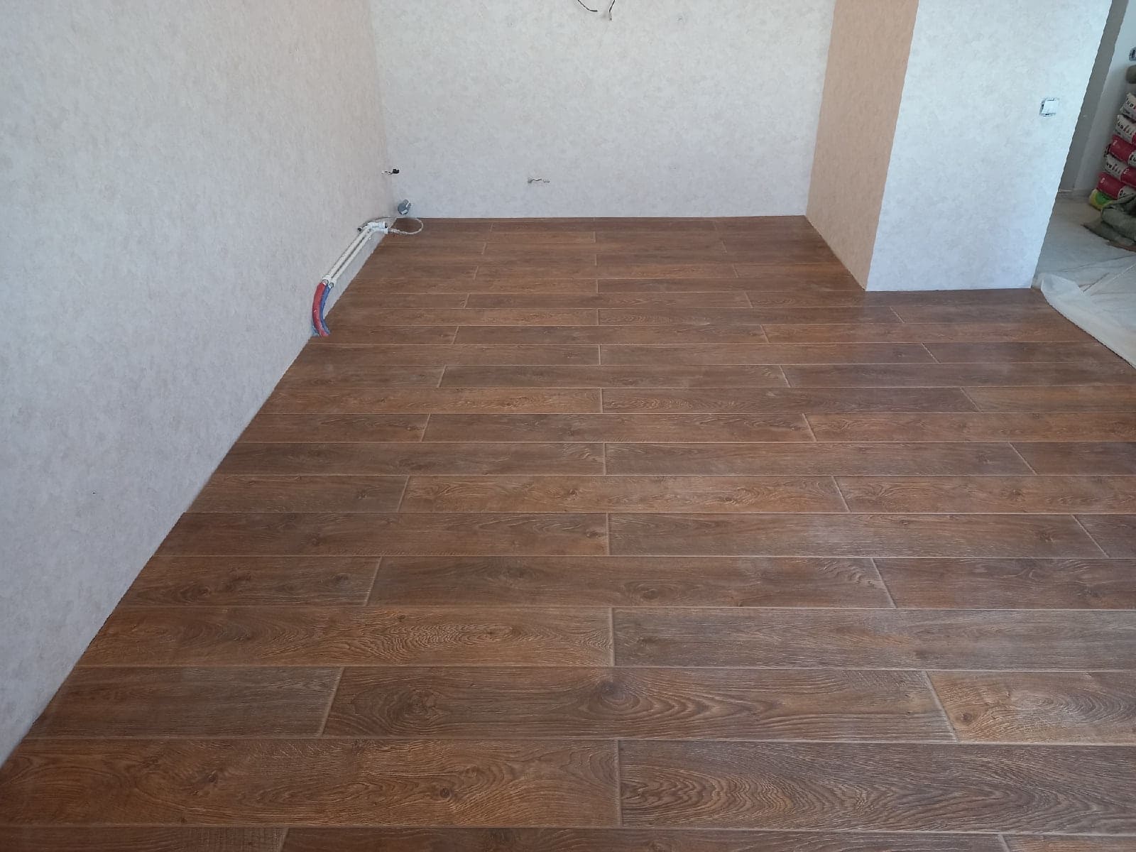 Укладка напольной плитки под дерево